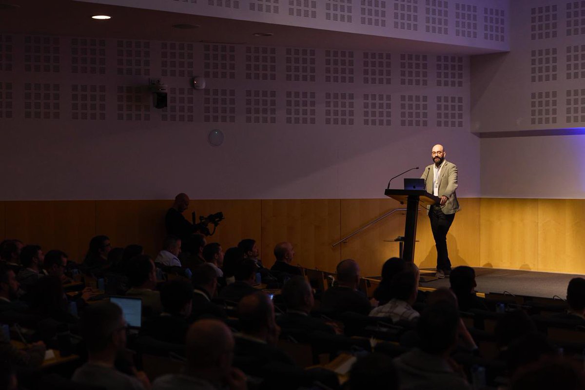 plainconcepts's tweet image. ¡Cerramos la mañana con la sesión de Pablo Sáenz de Tejada!

Descubrimos cómo Snowflake Cortex AISQL impulsa la ingeniería de datos: analítica rápida, sencilla y segura sobre datos no estructurados usando solo SQL.

#STechDay2025bcn 🚀