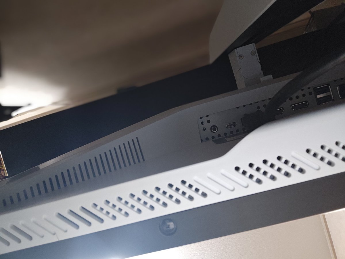 kakk0u's tweet image. ディスプレイ回転させずに底面に付いてるTypeCコネクタにケーブル挿したいが難易度高すぎてつらい…スマホカメラで位置は大体わかっても自分の手で隠れて見えなくなる。