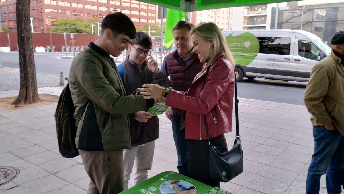 ‼️ Los jóvenes tienen claro donde tienen que estar para recuperar lo que el bipartidismo les ha arrebatado: vivienda, salarios dignos, estabilidad y familia. 

👉 Por eso acuden a la llamada de Vox, a nuestras mesas informativas, como la del Distrito Sur. 

¡ Aquí nadie lucha