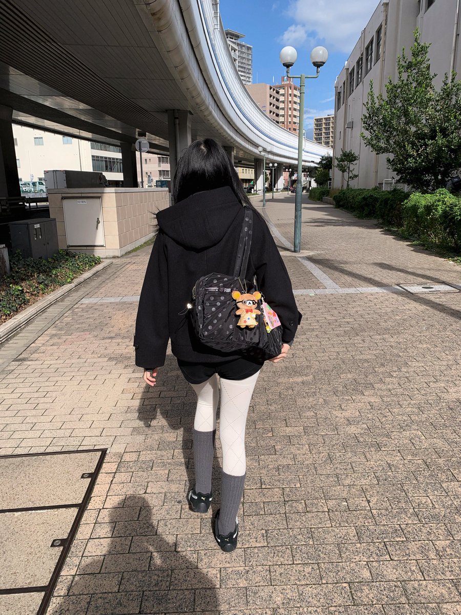 marauisxx's tweet image. คอนเฟิร์มว่าถุงน่องอันนี้น่ารักมาก ใส่กับพวกขาสั้นลุคดีมีอะไรมากขึ้น เนื้อถุงน่องนุ่มใส่สบาย อากาศประมาณ 5-10 องศาถือว่าเอาอยู่น้าใส่สบายๆเลยค่ะ แนะนำใส่กับพวกถุงเท้าข้อสูงขาดูยาวสุดๆ(՞⋅֊⋅՞)