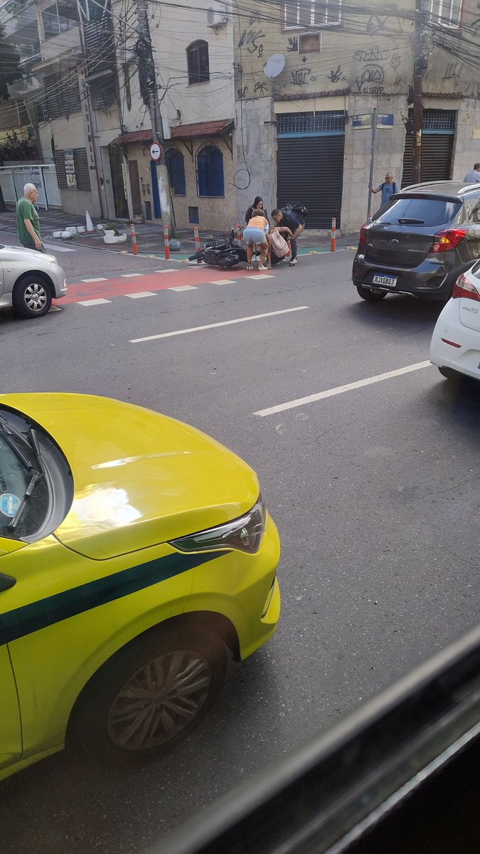 RevistaFonFon's tweet photo. 🚨AO VIVO🚨

 Um Peugeot 207 bateu em uma motociclista na Rua Uruguai. 
Trânsito lento no local. https://t.co/aDZlIXxo5M