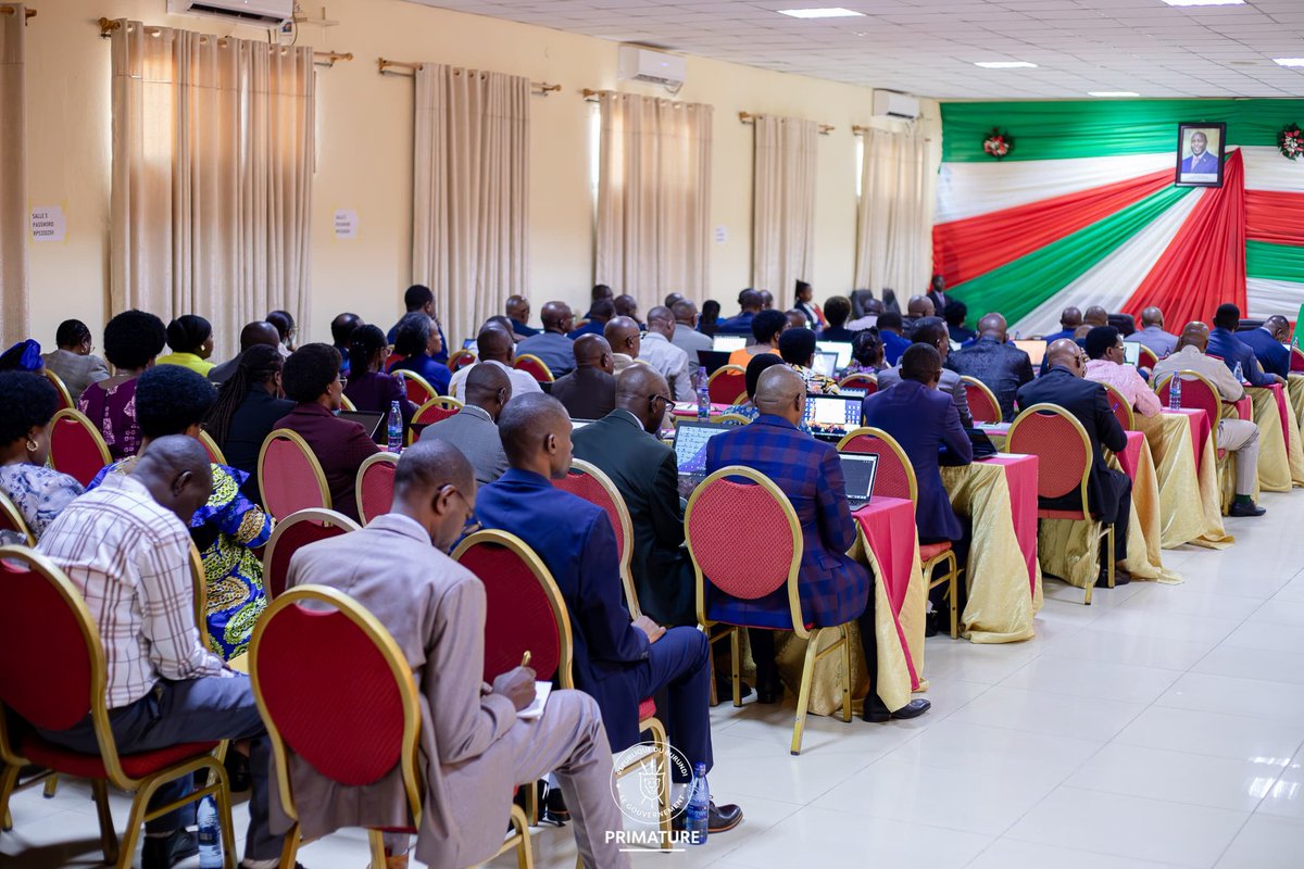 S.E le 1er Ministre <a href="/NtahontuyeN/">NTAHONTUYE Nestor</a> a rehaussé de sa présence un atelier sur les missions de la Primature et des Ministères.Les Ministres du #BurundiGov, les Secrétaires permanents, les Gouverneurs de province, les cadres de la Primature et les Chef de programme y ont pris part.
