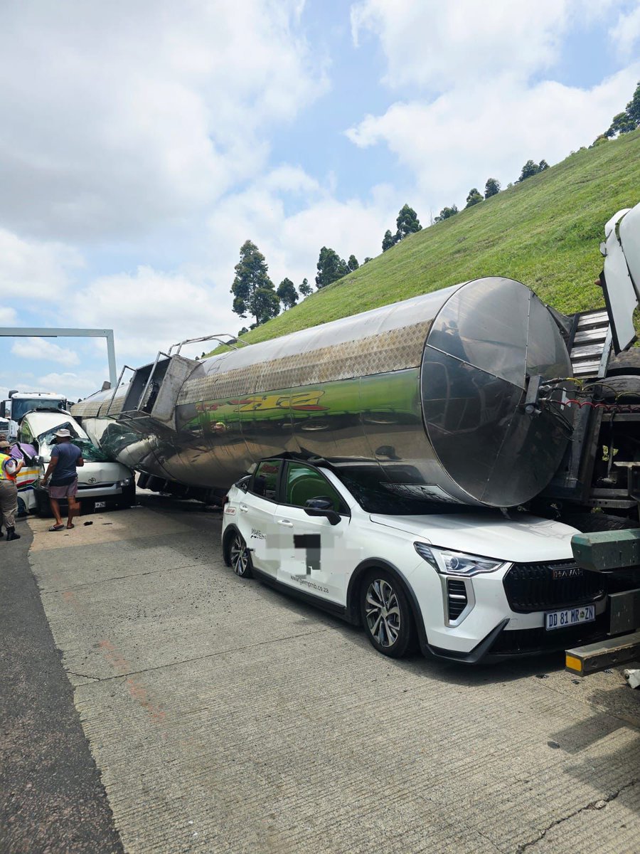 _ArriveAlive's tweet image. Serious multi-vehicle crash on the N3 Durban-bound lanes near the Marianhill Toll Plaza.

arrr.co.za/fN4uQ

#ArriveAlive #TruckCrash @DBNMetroPolice
