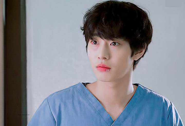 낭만닥터 김사부 개쩌는 점
⬇️ 이 비주얼이 연애도 안해 본 쑥맥이고 브이 ✌🏻시키면 부끄러워하고 근데 이제 여자친구밖에 모르는데 친구도 없고 일에 미쳐있는데 그 일을 기가 막히게 잘해서 사부한테 맨날 칭찬 받음
근데 이제 사부 싫고 돌담병원 싫다고 하다가 낭만에 물들여 버린 걸 곁들인..