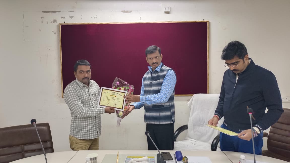 DMMau1's tweet photo. विशेष प्रगाढ़ पुनरीक्षण कार्यक्रम के दौरान 25 नवंबर तक 90% से ऊपर डिजिटाइजेशन कार्य पूर्ण करने वाले बूथ लेवल अधिकारियों को सम्मानित किया गया।
@ceoup @ECISVEEP https://t.co/yhkI2QjM7x