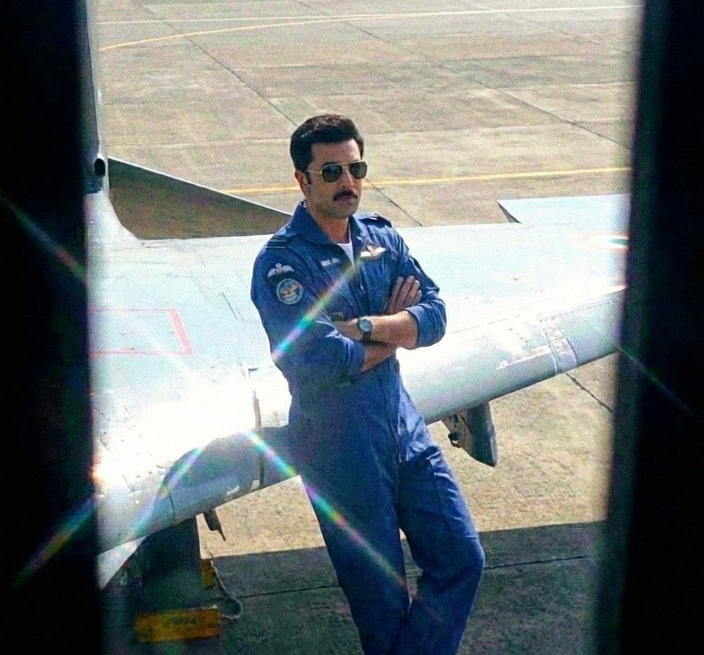 indiaforums's tweet image. Ranbir Kapoor’s Air Force look from Love &amp;amp; War is here sharp, intense and totally commanding! ✈️
.
.
.
#IndiaForums #RanbirKapoor #LoveAndWar #AirForce