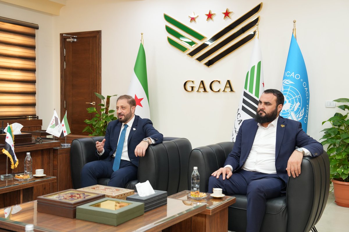 اجتمع رئيسُ الهيئة العامة للطيران المدني والنقل الجوي، السيد عمر الحصري، مع سفيرِ دولة قطر لدى الجمهورية العربية السورية، السيد خليفة بن عبد الله آل محمود.

وجرى خلال الاجتماع، الذي حضره الأستاذ عبد الباري الصاج معاون رئيس الهيئة، بحثُ آفاق التعاون بين البلدين الشقيقين في قطاع