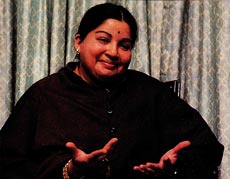 tis_Pops's tweet image. ~ கை கட்டி வீடியோ போட வெச்சேன்... என் போட்டோவ பாக்கெட்ல வெச்சிக்கிட்டே அந்த கட்சில இணைஞ்ச பாரு! 

சபாஷ் Red Fort.