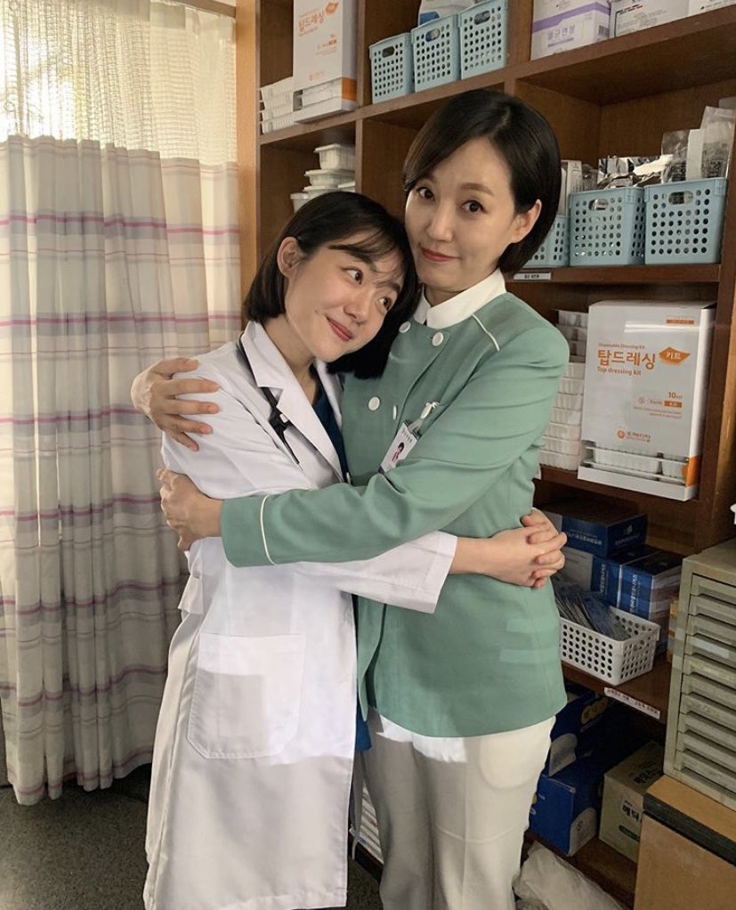 돌담병원 식구들 귀여운 점 : 너무 과몰입하지 말라고 가끔 초깜찍 셀카 던져줌