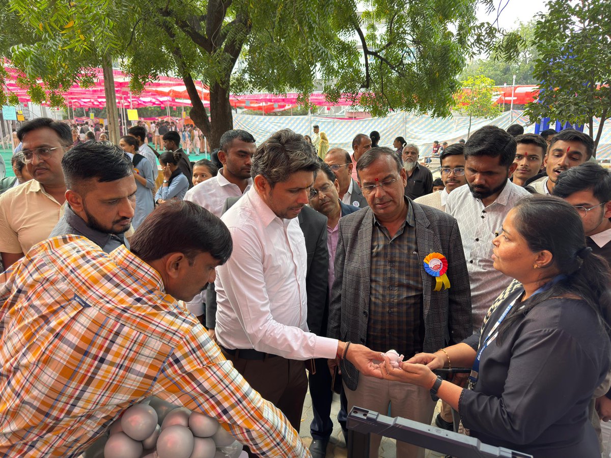 LokVigyan's tweet image. Creativity + Curiosity = #Innovation! 🔬✨ 
CSC Banaskantha Showcasing #Science Model at District Level #ScienceFair.
Big Ideas 💡 with Inspiring minds.

@narottamsahoo
@Punam_Bhargava
@InfoGujcost