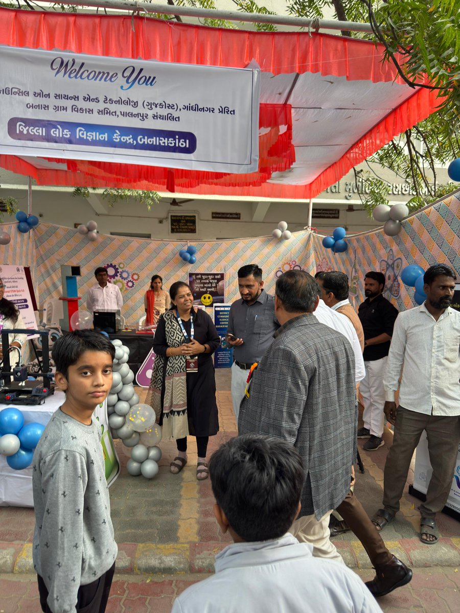 LokVigyan's tweet image. Creativity + Curiosity = #Innovation! 🔬✨ 
CSC Banaskantha Showcasing #Science Model at District Level #ScienceFair.
Big Ideas 💡 with Inspiring minds.

@narottamsahoo
@Punam_Bhargava
@InfoGujcost