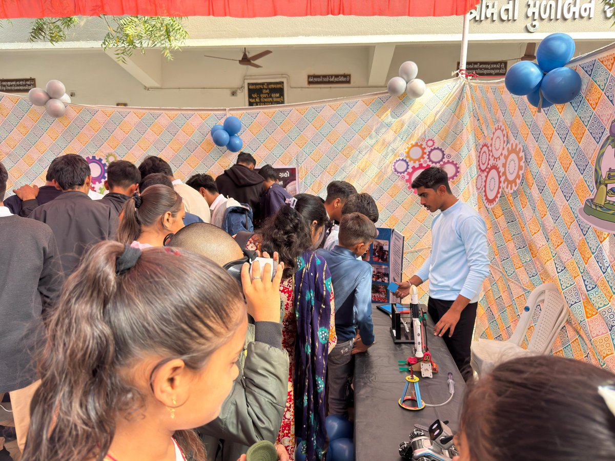 LokVigyan's tweet image. Creativity + Curiosity = #Innovation! 🔬✨ 
CSC Banaskantha Showcasing #Science Model at District Level #ScienceFair.
Big Ideas 💡 with Inspiring minds.

@narottamsahoo
@Punam_Bhargava
@InfoGujcost