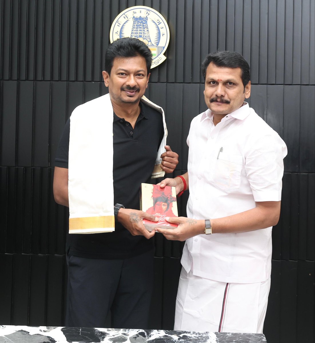 V_Senthilbalaji's tweet image. கழக இளைஞரணிச் செயலாளர், மாண்புமிகு தமிழ்நாடு துணை முதலமைச்சர், நமது இளம் தலைவர் @Udhaystalin அவர்களை, இன்று சந்தித்து இனிய பிறந்தநாள் வாழ்த்துகளை தெரிவித்த போது.. 

#HBDUdhay
#HBDUdhayanidhiStalin