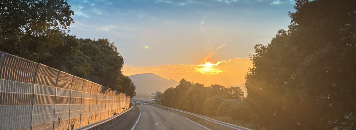 富士山もあと少しでしばらく
見る事もなくなるな〜
天気も良くて綺麗でした♪

と、夕日😊