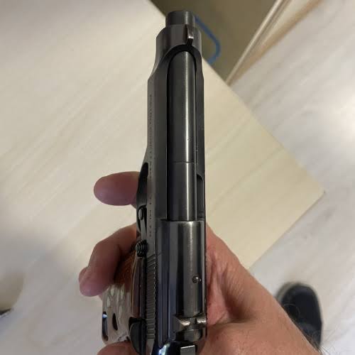 buradayasandi14's tweet image. 40 milyondan fazla kaçak silahın bulunduğu ve her türlü kriminal tipin silahlı olduğu ülkede; temiz vatandaşın yasal şekilde silahlanabilmesi için ödemesi gereken yıllık haraç yaklaşık 200 bin TL oldu.

BURADA YAŞANDI.