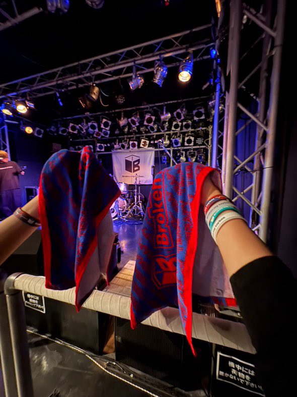 Dh0217mga's tweet image. 固定用🏷️

あの子の痛みも 涙の理由も 
       冷たい視線が刺さった今ならば
                     貴方は分かってくれるかな

ブロークンのライブほとんど単番なので気軽にお話できるBrocks探してます。
 #Brokenmytoybox 
 #Brocksと繋がりたい