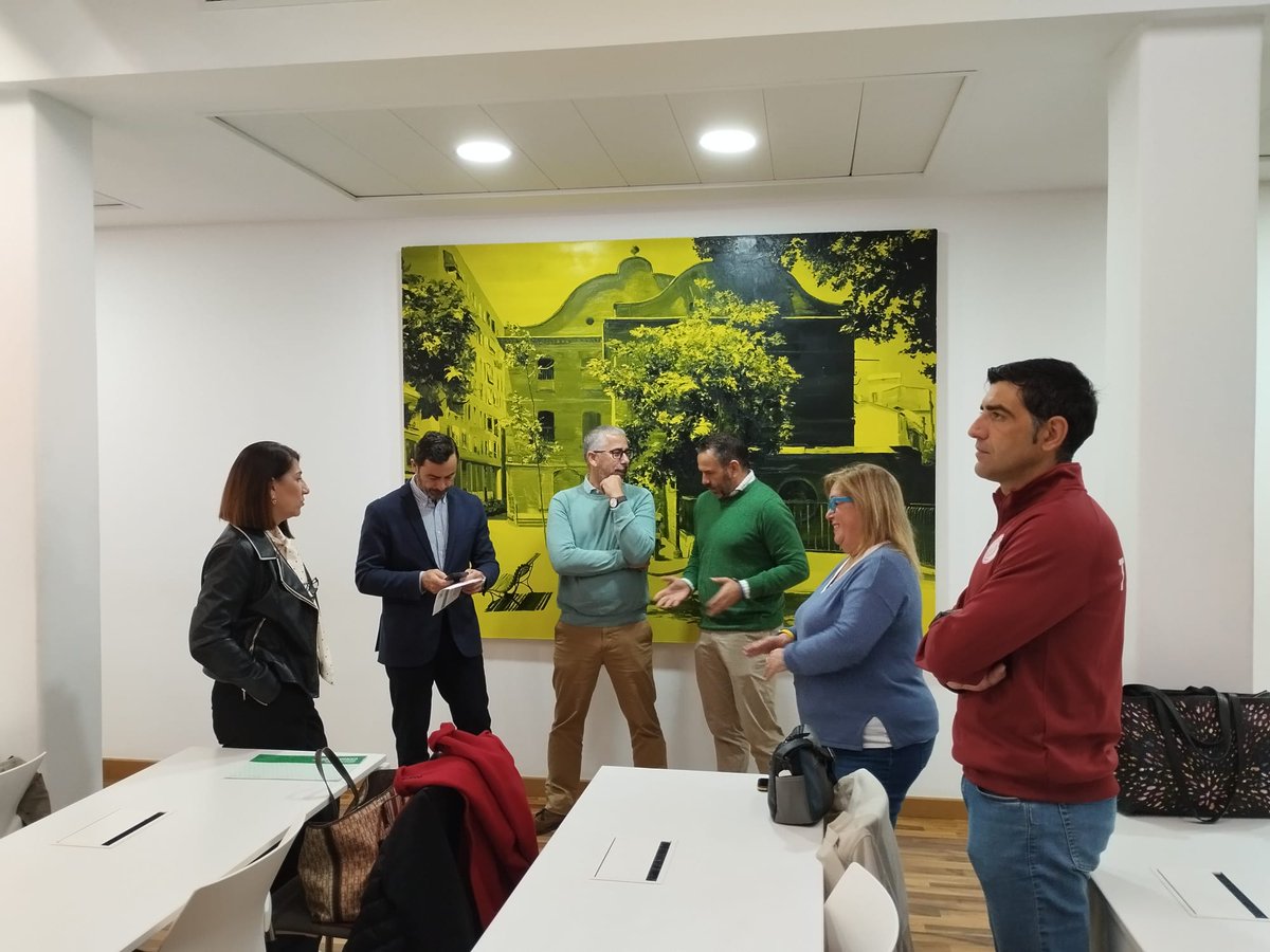 ♿️⚽️ Los delegados de <a href="/EducaAnd/">Consejería Desarrollo Educativo y FP</a>, <a href="/CarlosSorianoG4/">Carlos Soriano Garcia</a>, y de <a href="/CulturaAND/">Cultura Junta de Andalucía</a>, <a href="/HerreraVidarte/">Teresa Herrera Vidarte</a>, han participado en la presentación de  la jornada 𝐃𝐞𝐩𝐨𝐫𝐭𝐞 𝐲 𝐝𝐢𝐯𝐞𝐫𝐬𝐢𝐝𝐚𝐝 que se celebrará el próximo 3 de diciembre en el Estadio Iberoamericano de Atletismo Emilio Marín