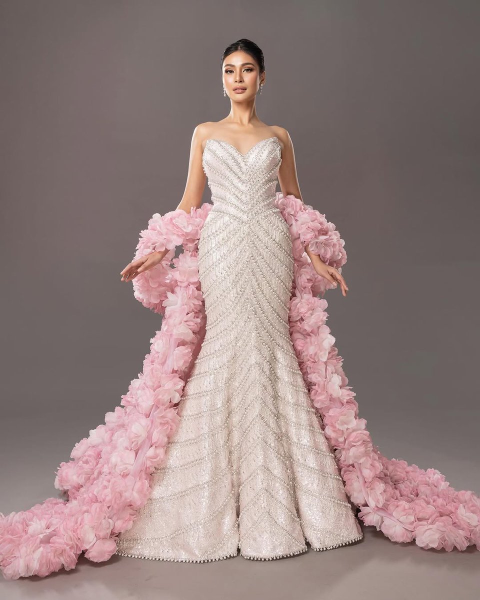 Dainsleif_10's tweet photo. Myrna Esguerra's Evening Gown.

ORIENTA ROSA
“A vision inspired by the blush of Palawan’s cherry blossoms and the radiant glow of the Perlas ng Silanganan."

🔹Designer: Mak Tumang
#MyrnaEsguerra #MissInternational2025 https://t.co/wJ87Df7js9