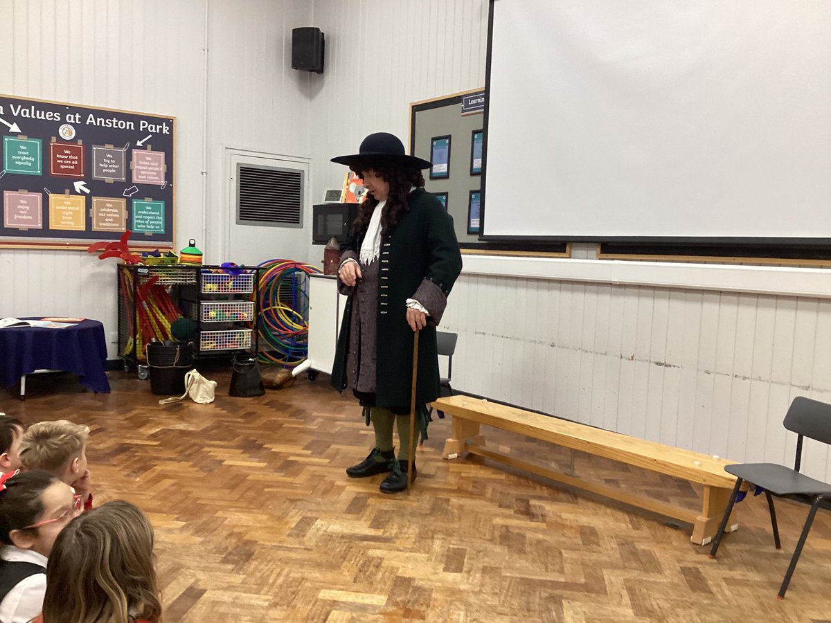 AnParkInfants's tweet photo. #apiyear1 having ‘The Great Fire of London’ brought to life with Sir William Petty #apihistory https://t.co/rzpY8HbZH6