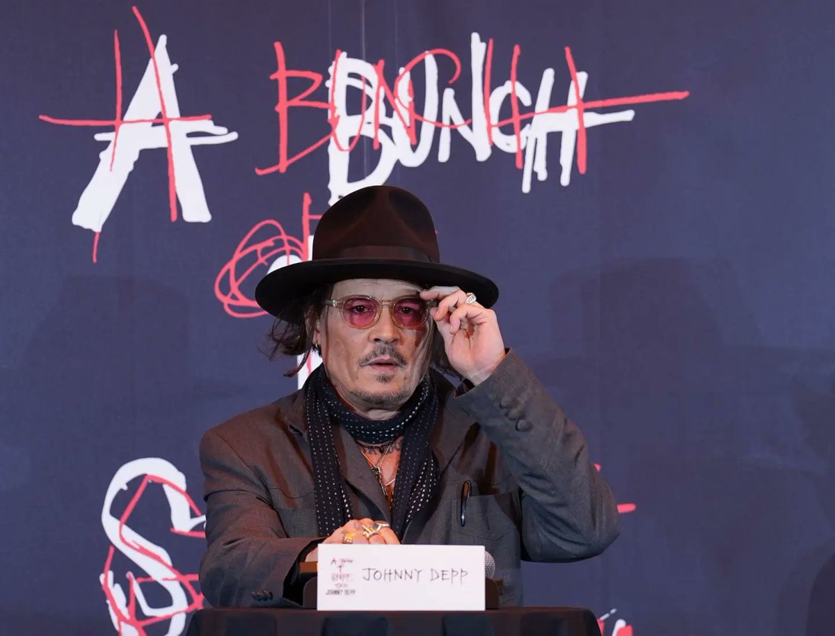 Johnny_depp_ru_'s tweet image. Johnny Depp at a press conference dedicated to the exhibition &quot;A banch of stuff&quot;

#JohnnyDepp #depphead #justiceforjohnnydepp #JohnnyDeppIsABeautifulSoul #ThankYouDior #dior #depphead #JohnnyDeppIsABeautifulSoul