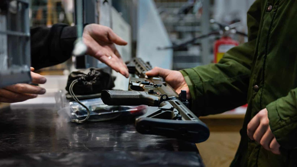 Polismyndigheten kommer att införa ett nytt förstärkningsvapen. Siktet är inställt på samma automatkarbin som Försvarsmakten nyligen anskaffat. polistidningen.se/2025/11/polise…