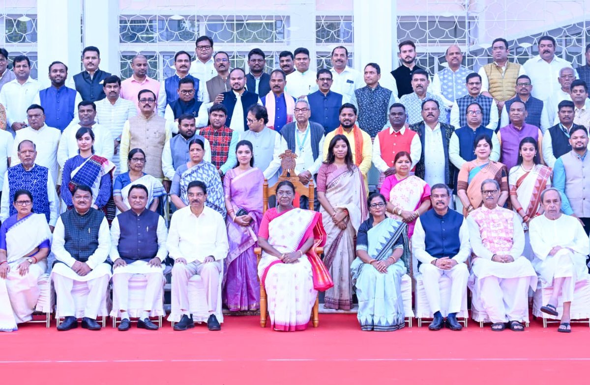 sambad_odisha's tweet image. ସ୍ମରଣୀୟ ଚିତ୍ର
ବିଧାନସଭା ପରିସରରେ ମହାମହିମ ରାଷ୍ଟ୍ରପତି ଦ୍ରୌପଦୀ ମୁର୍ମୁଙ୍କ ସହ ରାଜ୍ୟପାଳ, ବାଚସ୍ପତି, ମୁଖ୍ୟମନ୍ତ୍ରୀ, ବିରୋଧୀ ଦଳ ନେତା, ମନ୍ତ୍ରୀ, ସାଂସଦ, ବିଧାୟକ, ପୂର୍ବତନ ସାଂସଦ ଓ ପୂର୍ବତନ ବିଧାୟକମାନଙ୍କ ଫଟୋ ସେସନ। 
#OdishaAssembly #DroupadiMurmu #Odisha #Sambad