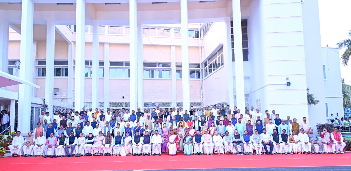 sambad_odisha's tweet image. ସ୍ମରଣୀୟ ଚିତ୍ର
ବିଧାନସଭା ପରିସରରେ ମହାମହିମ ରାଷ୍ଟ୍ରପତି ଦ୍ରୌପଦୀ ମୁର୍ମୁଙ୍କ ସହ ରାଜ୍ୟପାଳ, ବାଚସ୍ପତି, ମୁଖ୍ୟମନ୍ତ୍ରୀ, ବିରୋଧୀ ଦଳ ନେତା, ମନ୍ତ୍ରୀ, ସାଂସଦ, ବିଧାୟକ, ପୂର୍ବତନ ସାଂସଦ ଓ ପୂର୍ବତନ ବିଧାୟକମାନଙ୍କ ଫଟୋ ସେସନ। 
#OdishaAssembly #DroupadiMurmu #Odisha #Sambad