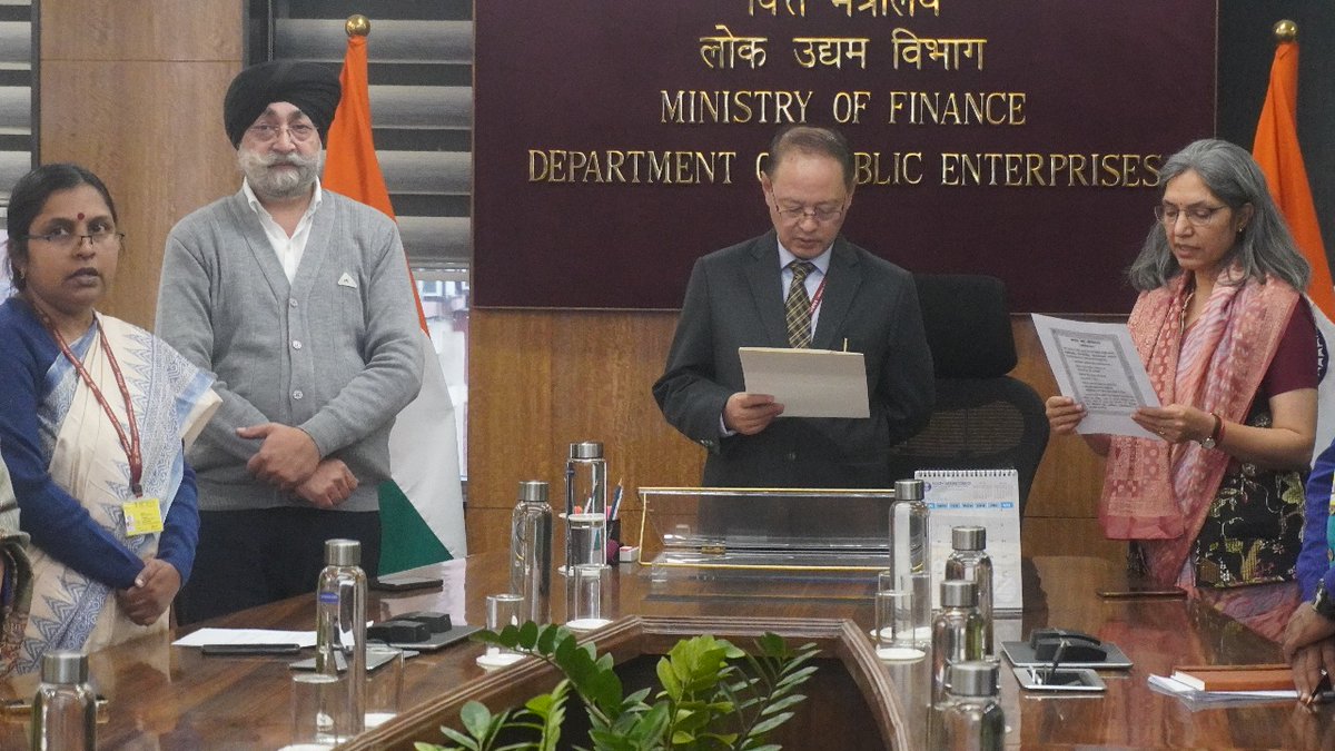 DPE_GoI's tweet image. DPE observed Constitution Day with great zeal on 26th November 2025. The event was chaired by Secretary, DPE and witnessed wholehearted participation from all officers and staff. The gathering collectively read the Preamble to the Constitution, reaffirming the shared commitment…