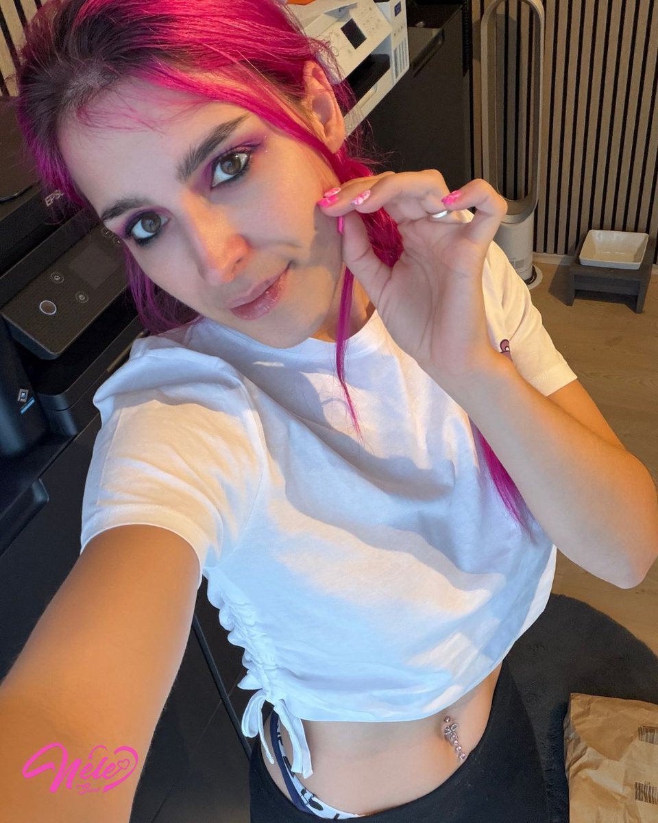 Ein kurzer Moment am Fenster…
Gedanken fliegen, die Sonne streichelt mein Gesicht ☀️💭
Manchmal braucht’s nur diesen Blick nach draußen –
um bei sich selbst zu landen 💋

#windowvibes #softmood #quietmoment #lightandcalm #femaleportrait