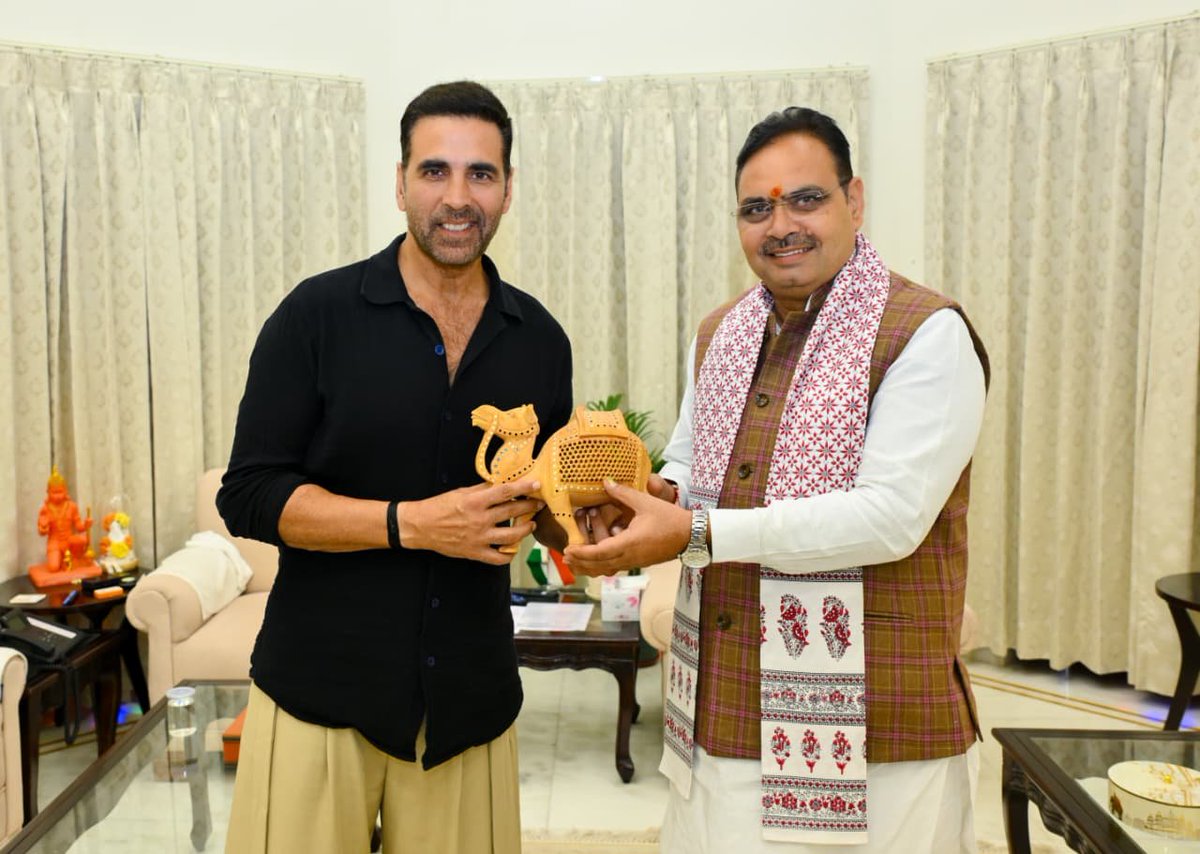 zeerajasthan_'s tweet image. #Jaipur : अभिनेता अक्षय कुमार की सीएम भजनलाल शर्मा से मुलाकात

मुख्यमंत्री निवास पर अक्षय कुमार ने की शिष्टाचार मुलाक़ात, दोनों के बीच हुई लंबी मंत्रणा

@BhajanlalBjp @akshaykumar @RajCMO @BabulalDhayal18 #LatestNews #RajasthanNews #RajasthanWithZee