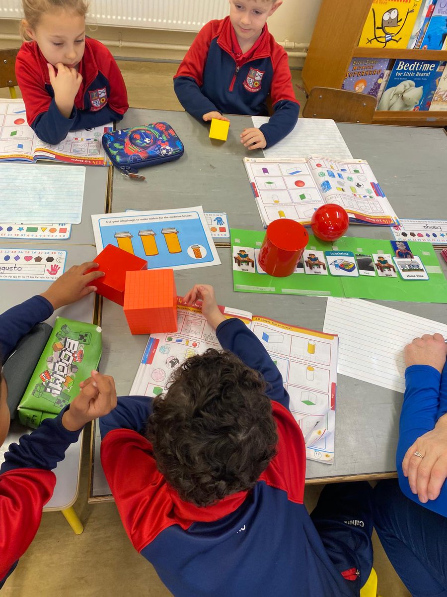 Senior infants are busy learning all about 3D shapes and are identifying the different features of each one! Well done everyone 💫