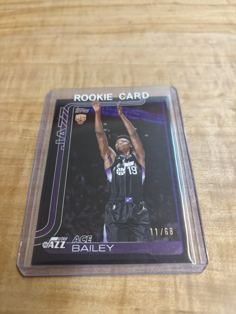 rakopeto's tweet image. 💥Just pulled💥

2025-26 TOPPS BASKETBALL
BASE
BLACK 11/68
UTAH JAZZ
RC 
ACE BAILEY

イイネ✨✨🤩
デザインもカラーも良い💜🤍🖤

これからも若者に注目します🤩🇯🇵
Let&apos;s go @AiriousB ✨

#TakeNote