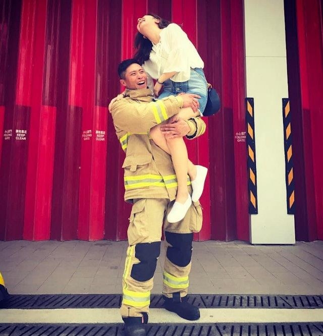 yonhaptweet's tweet image. 결혼 앞둔 홍콩 소방관 순직…예비신부 "내 슈퍼히어로 떠났다"
yna.co.kr/view/AKR202511…