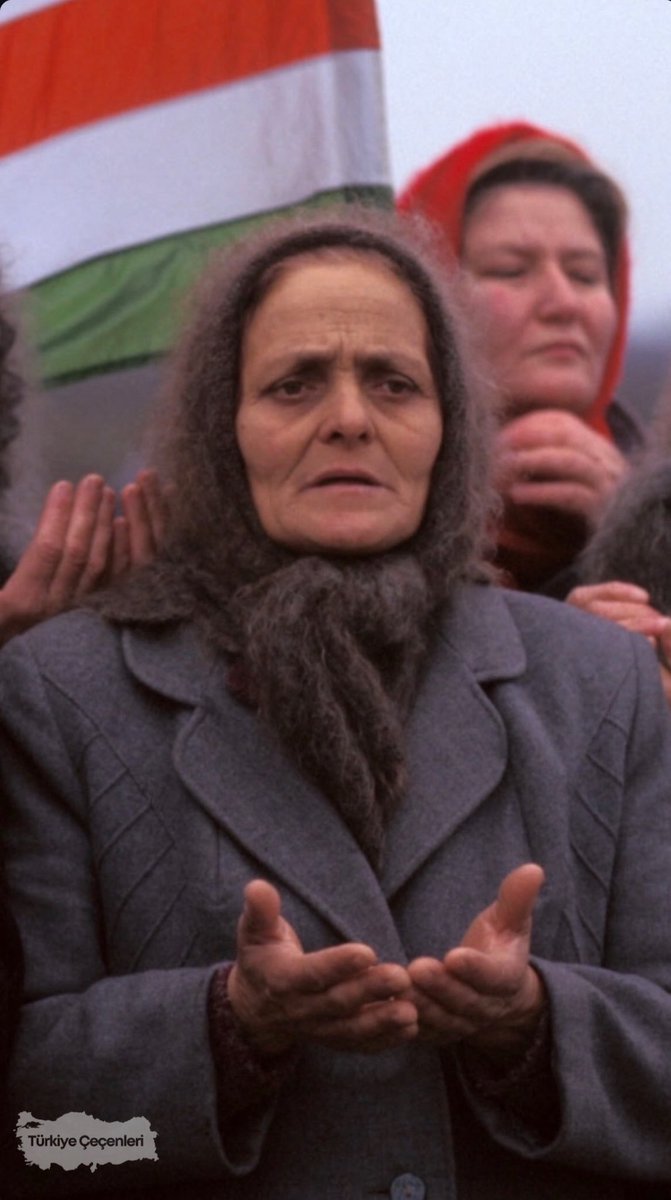 Pulan Bazayeva: iki Çeçen savaşı sırasında kendi hayatını tehlikeye atarak çocukları kurtaran kadın.

1944 Şubat sürgününde halkıyla birlikte yakılarak yok edilen Haybah köyünde doğdu. Sürgün yıllarını Kazakistan’da geçirdi ve daha sonra yeniden yurduna döndü.

Birinci ve İkinci