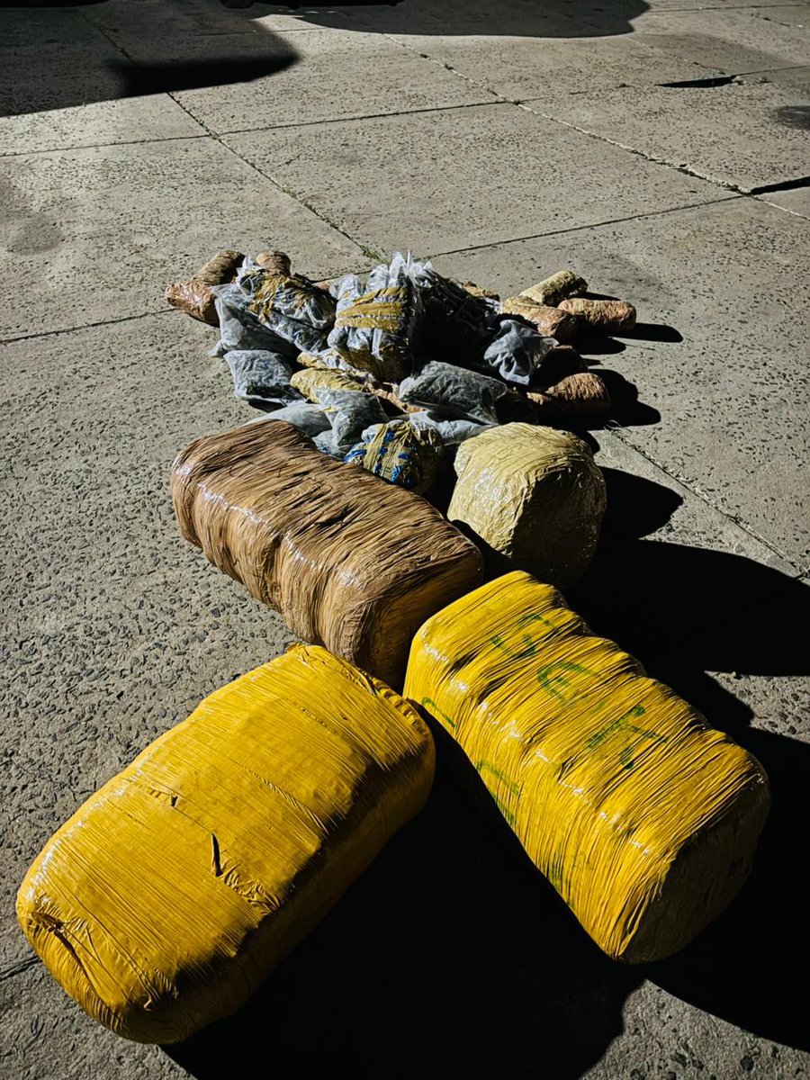 _ArriveAlive's tweet image. Suspects arrested transporting dagga from Piet Retief to Amsterdam.

arrr.co.za/PKKOT

#ArriveAlive #DrugsOffTheStreets @SAPoliceService