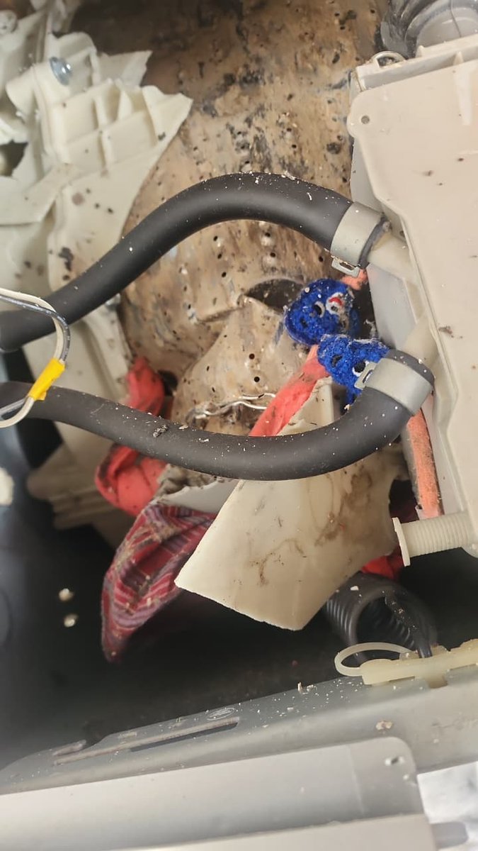 NewsMeter_In's tweet image. #Hyderabad:

Narrow escape in #Ameerpet

A running #washingmachine exploded inside a #house with a loud #blast, shattering into pieces.

Fortunately, no one was nearby at the time, avoiding a major tragedy. 

The incident left the family in shock.