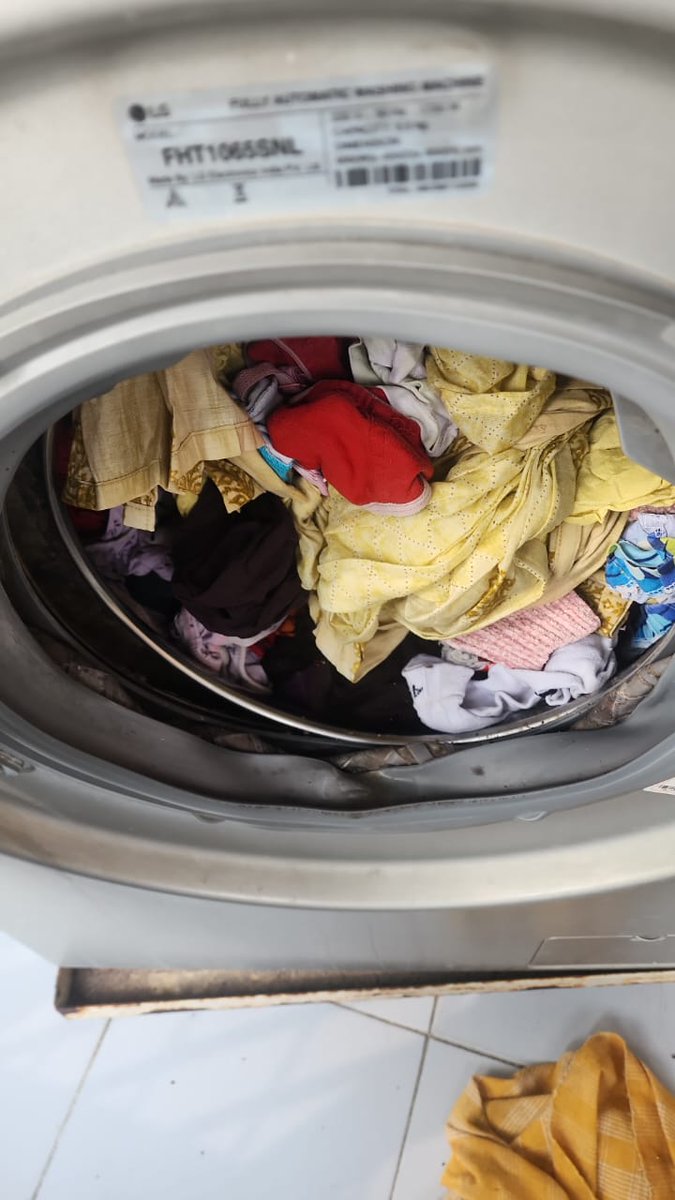 NewsMeter_In's tweet image. #Hyderabad:

Narrow escape in #Ameerpet

A running #washingmachine exploded inside a #house with a loud #blast, shattering into pieces.

Fortunately, no one was nearby at the time, avoiding a major tragedy. 

The incident left the family in shock.