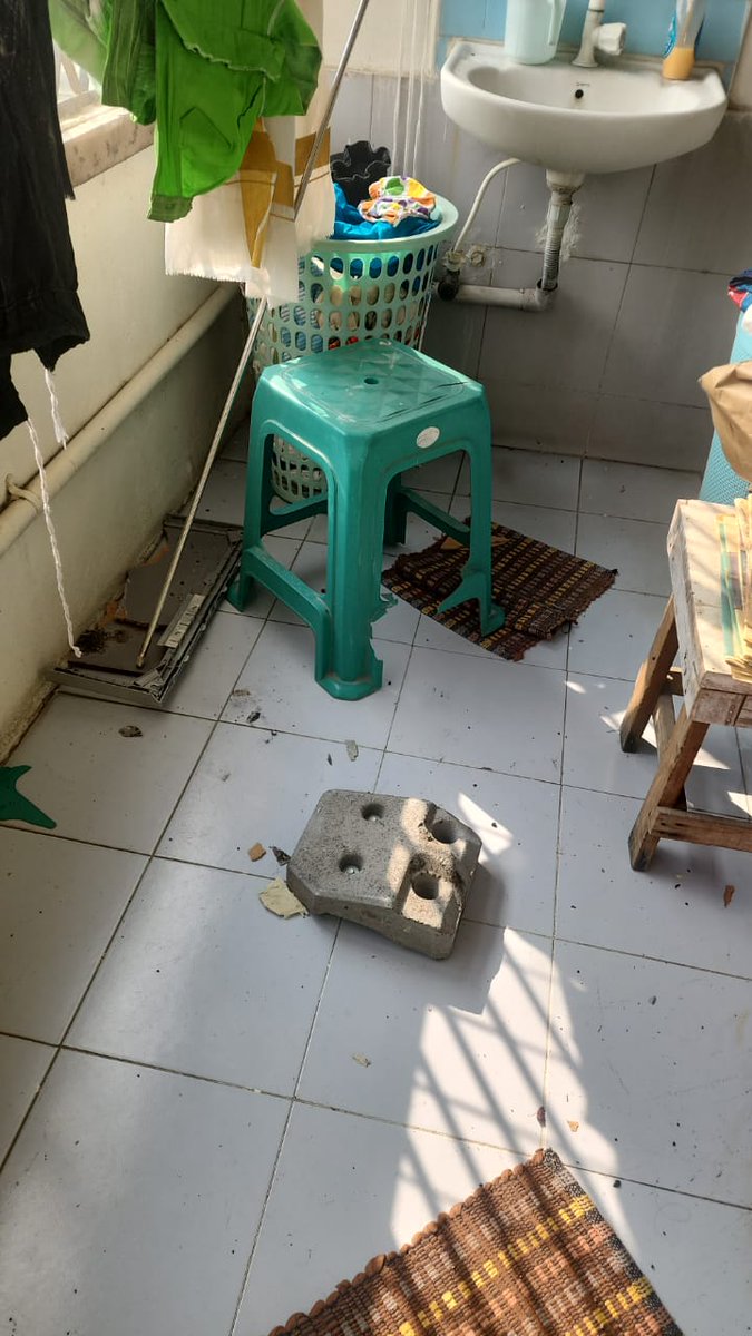 NewsMeter_In's tweet image. #Hyderabad:

Narrow escape in #Ameerpet

A running #washingmachine exploded inside a #house with a loud #blast, shattering into pieces.

Fortunately, no one was nearby at the time, avoiding a major tragedy. 

The incident left the family in shock.