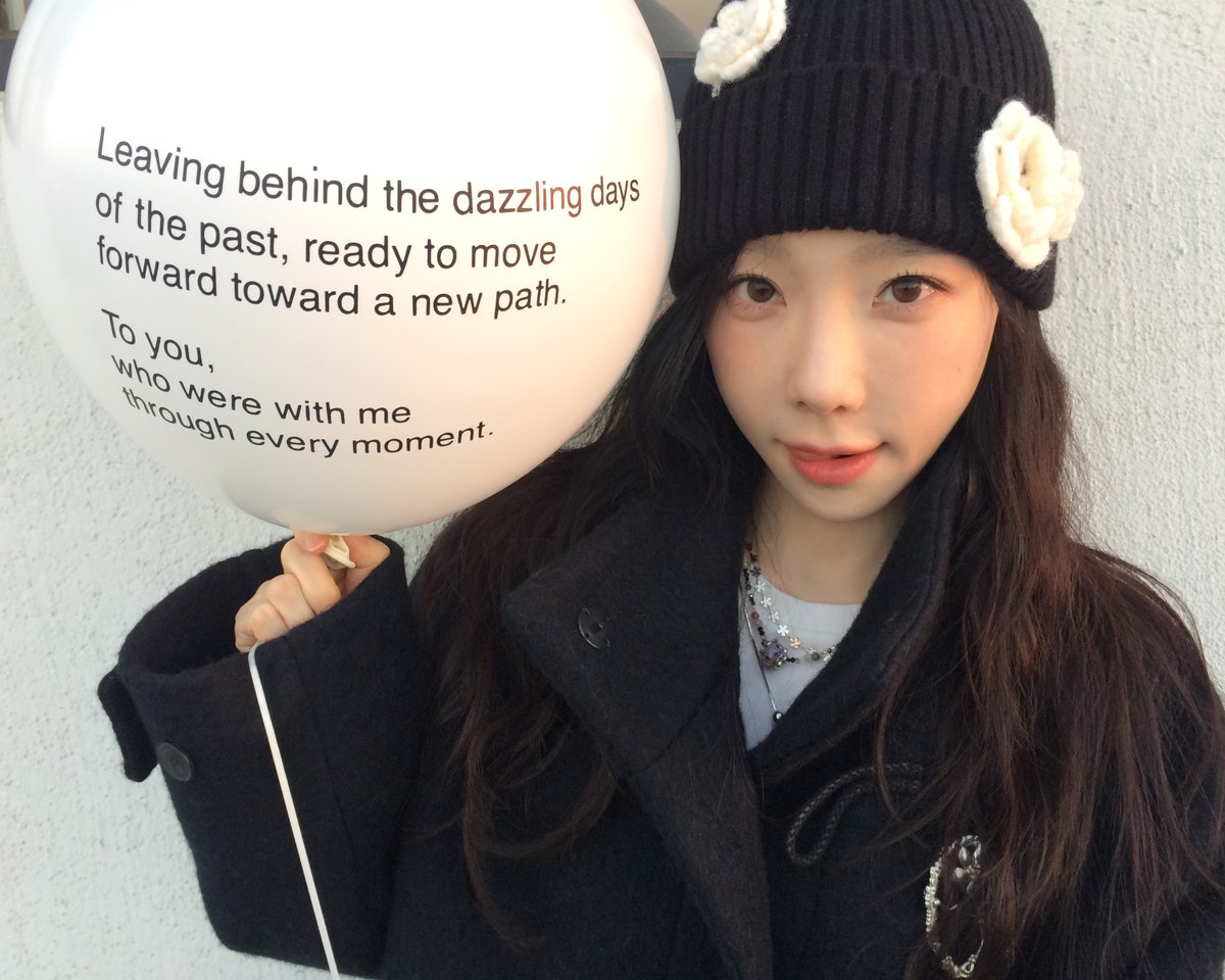 𝖫𝖾𝖺𝗏𝗂𝗇𝗀 𝖻𝖾𝗁𝗂𝗇𝖽 𝗍𝗁𝖾 𝖽𝖺𝗓𝗓𝗅𝗂𝗇𝗀 𝖽𝖺𝗒𝗌
𝗈𝖿 𝗍𝗁𝖾 𝗉𝖺𝗌𝗍, 𝗋𝖾𝖺𝖽𝗒 𝗍𝗈 𝗆𝗈𝗏𝖾
𝖿𝗈𝗋𝗐𝖺𝗋𝖽 𝗍𝗈𝗐𝖺𝗋𝖽 𝖺 𝗇𝖾𝗐 𝗉𝖺𝗍𝗁.

𝖳𝗈 𝗒𝗈𝗎,
𝗐𝗁𝗈 𝗐𝖾𝗋𝖾 𝗐𝗂𝗍𝗁 𝗆𝖾
𝗍𝗁𝗋𝗈𝗎𝗀𝗁 𝖾𝗏𝖾𝗋𝗒 𝗆𝗈𝗆𝖾𝗇𝗍.