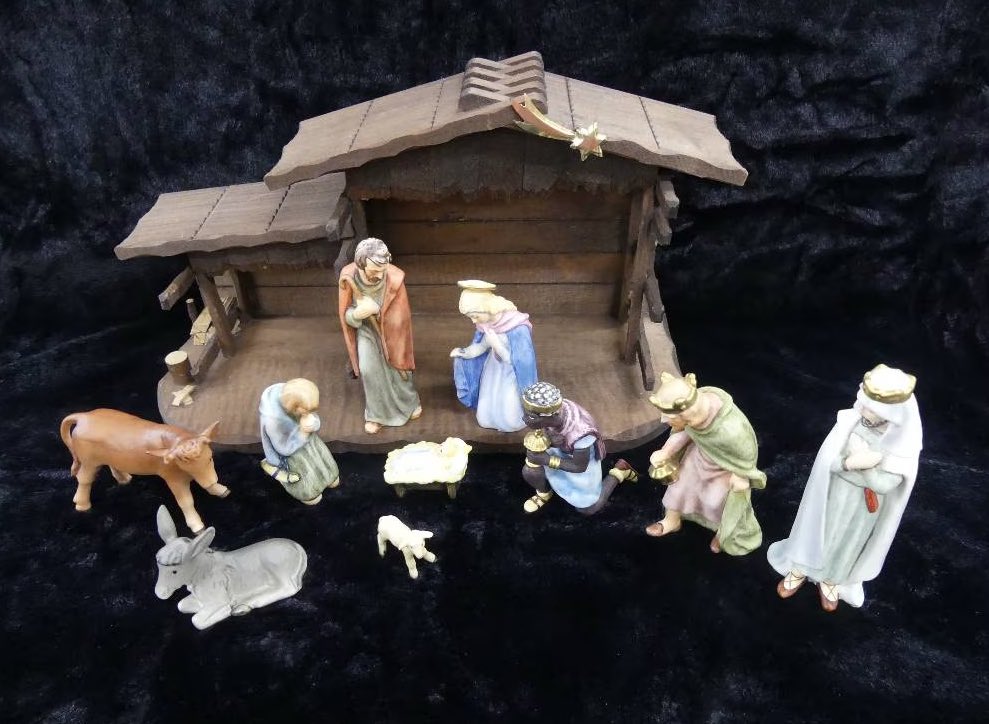 journalismtips's tweet image. They call this a nativity set. Why are they so scared to call it a Christmas scene?