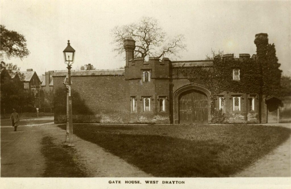 The Old Gate House in #WestDrayton was built in the early 16th century, and was the gatehouse to the former Manor House of the Paget family. The house was demolished in 1750, but the Gate House survived, and is now Grade II* listed. 

#ThrowbackThursday