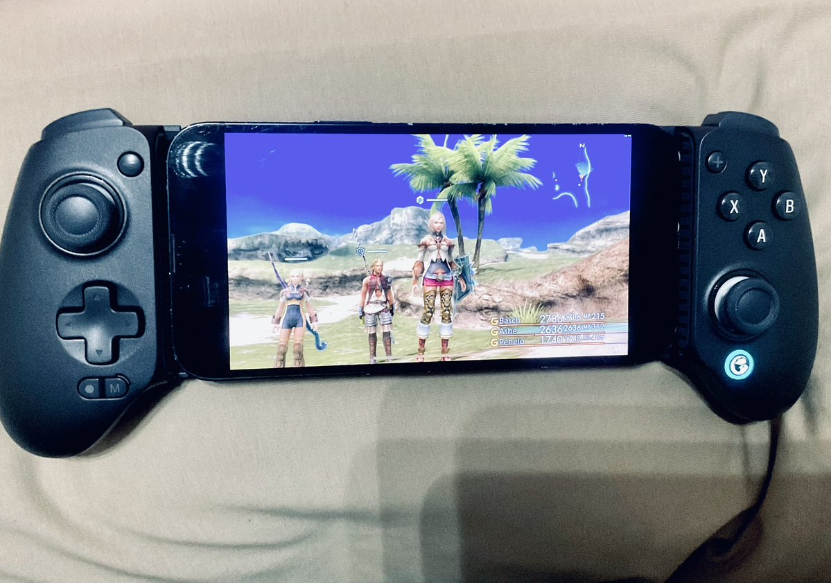 Linahuaa's tweet image. My bed gaming setup:
iPhone + Steamlink + Gamesir 8 Plus controller (~$45)

For some reason I was living under a rock and had never heard of Steamlink.

And for some reason, until recently, nobody had the glorious idea of copying an Xbox controller, cutting it in half, and…