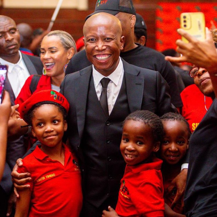 FMokgalaka23463's tweet image. Simply engage with the people movement, which is simply mighty #EFF, he will be arranged to account very fast &amp;amp; pay them even in advance...#EFF,#PROBLEMSOLVER,#VOTEEFF.🇿🇦❤️✌️🙏✈️🚀