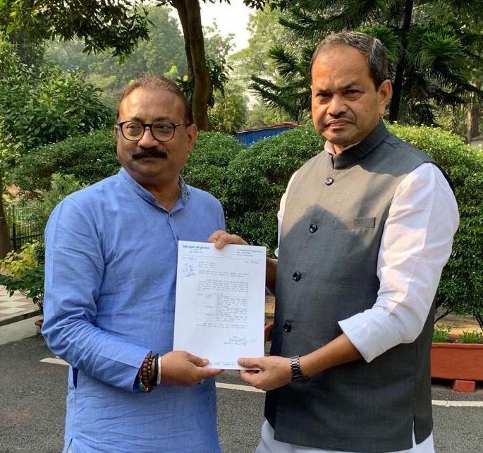 KumarBulo's tweet image. गोपालपुर के विकास की दिशा में एक और कदम। प्रमुख सड़कों के निर्माण हेतु ग्रामीण कार्य मंत्री आदरणीय अशोक चौधरी जी से मुलाकात हुई। सकारात्मक सहमति हर्षदायी है।
#Gopalpur #RoadDevelopment #Bihar
— बुलो मंडल