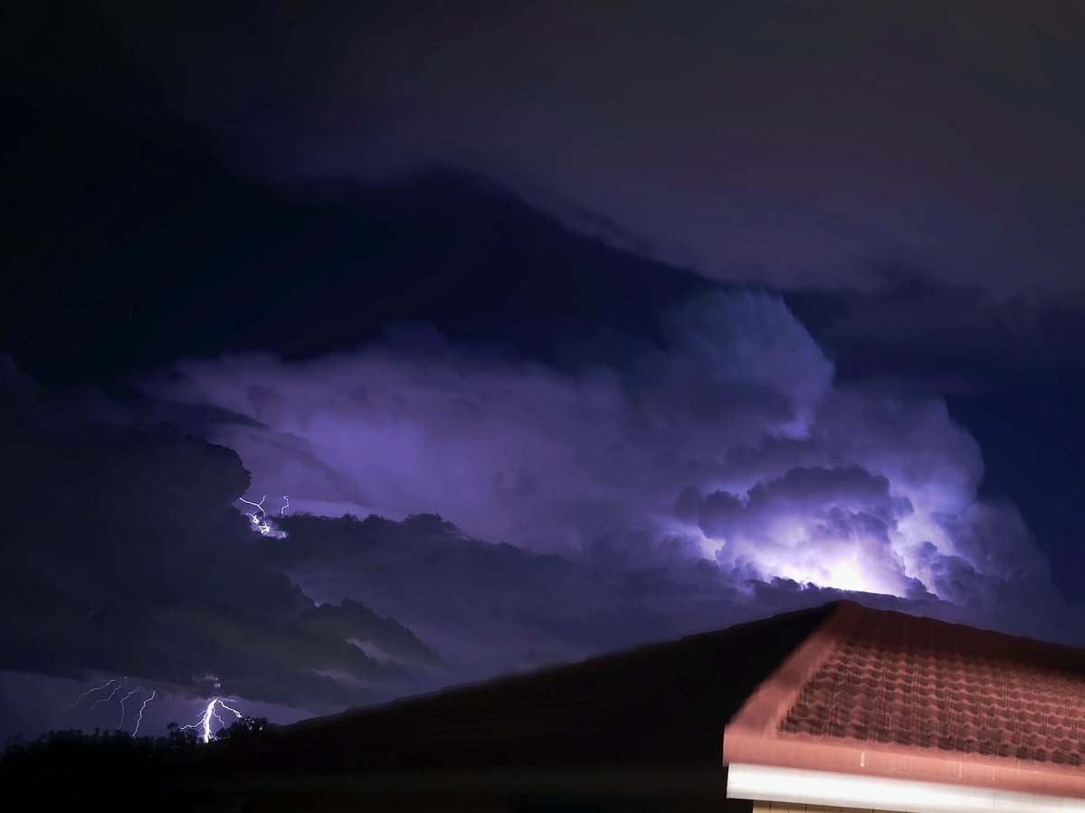 The_Karmelian's tweet image. Brisbane Storm 27 November 2025 
#lightning #bne #bnestorm #Brisbane #weather #stormhour