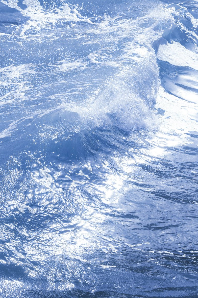 부서지는 순간까지 아름다운 건 파도뿐이다