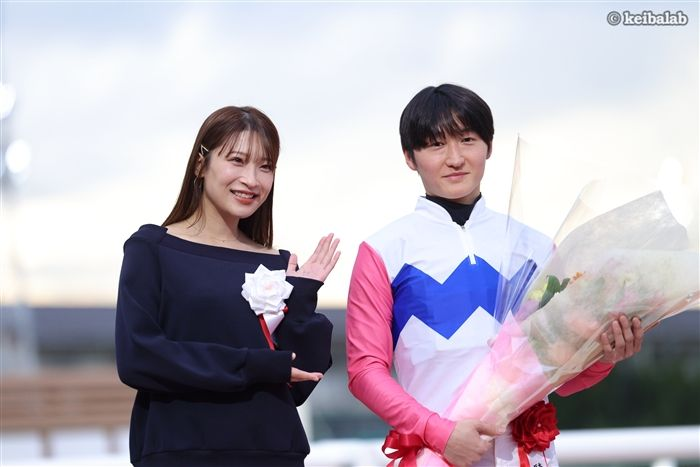 兵庫ジュニアグランプリのプレゼンターは、タレントの二瓶有加さんでした。勝利ジョッキーの鮫島克駿騎手との一枚。

鮫島克駿騎手の交流重賞勝ちは、22年クラスターカップをオーロラテソーロで制して以来となりました。
#鮫島克駿 #二瓶有加 #トウカイマシェリ
keibalab.jp/db/jockey/0115…