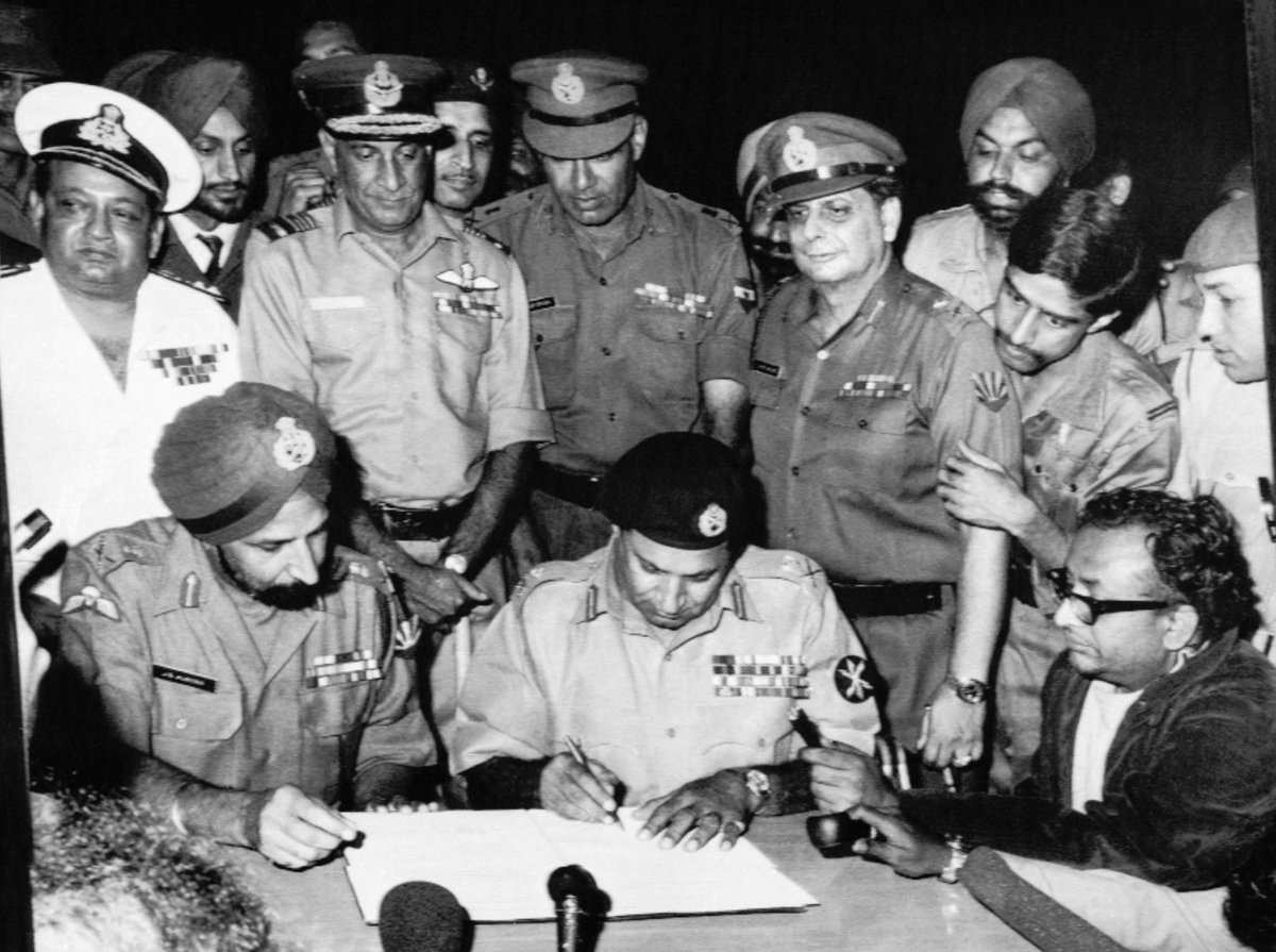 Siddchaudhary02's tweet image. A Historical Picture 🖼️

Credit :- #IndianArmy , #IndiraGandhi and One And Only #SamBahadur
✍️
If we could find such a historical picture once again , I would tell my children that even during your father&apos;s time, the Indian Army had brought the Pak Army to its knees.