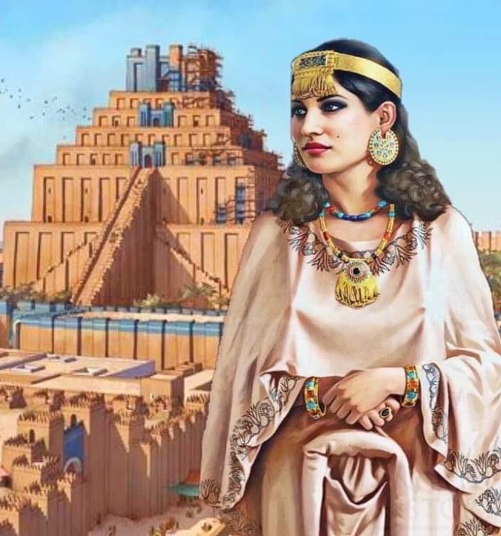 إن زوجة ملك آشور شمشي ادد الخامس من القرن 9 ق.م التي تدعى شمورامات
 التي ذكرت في القصص اليونانيه باسم سميراميس ابتدأ من هيرودوت 
حتى أن ديودوروس الصقلي خصص لها بعض من صفحات كتابه 
قد كانت تجسيد للمرأة الخارقة فائقة الجمال المحبة للنصح وذات مقدرة عسكرية وادارية وصاحبة قوة وطموح