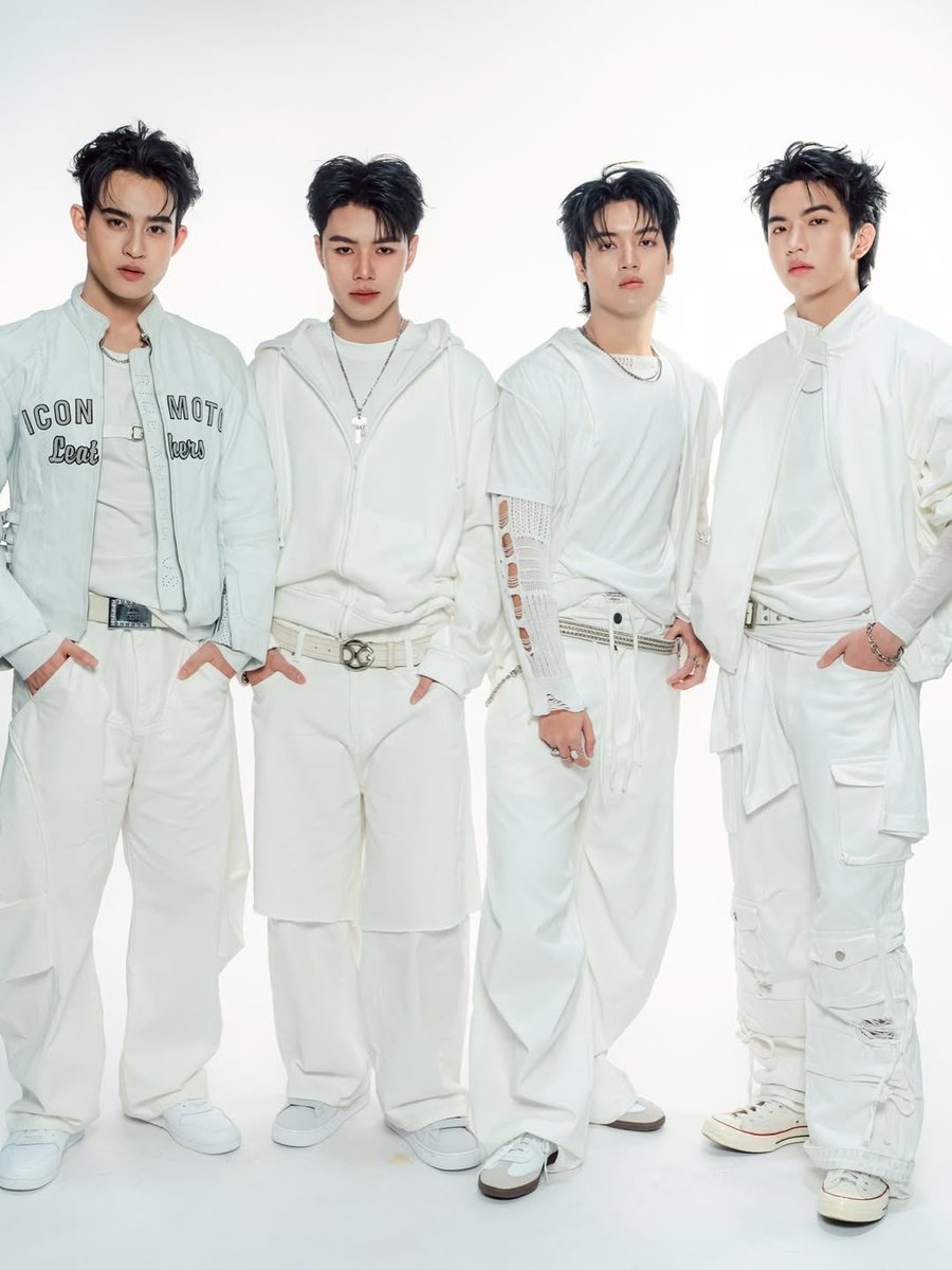 wiinniethepool's tweet image. That&apos;s not face card, that&apos;s face economy 

CLOVER DEBUT NEXT TO YOU

#คนคุ้นคอยCLO_VER_MV #CLO_VER 
#barcodetin #keenkeno #aliazhl #20aungpao